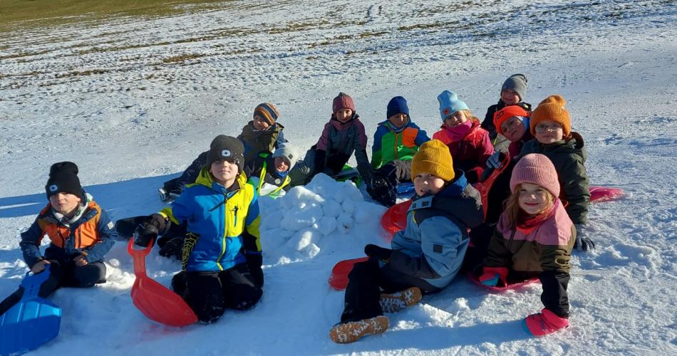 Winterfreuden der 1. Klasse am Pfarringhang